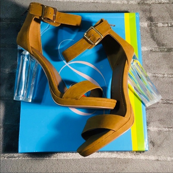 ⚡️HOST PICK⚡️Mid Chunky Clear Heel Ankle Strap 👠 - Picture 1 of 8